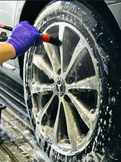 Felgenreinigung mit Schaum und Bürste am Rad